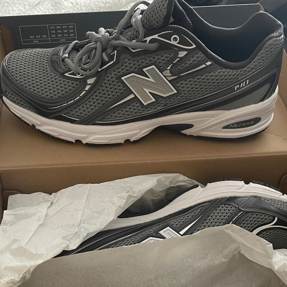 New Balance Men's Gray and Black Athletic Shoes
